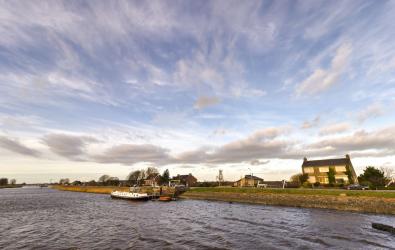  boot aangelegd aan een stijger bij de dijk